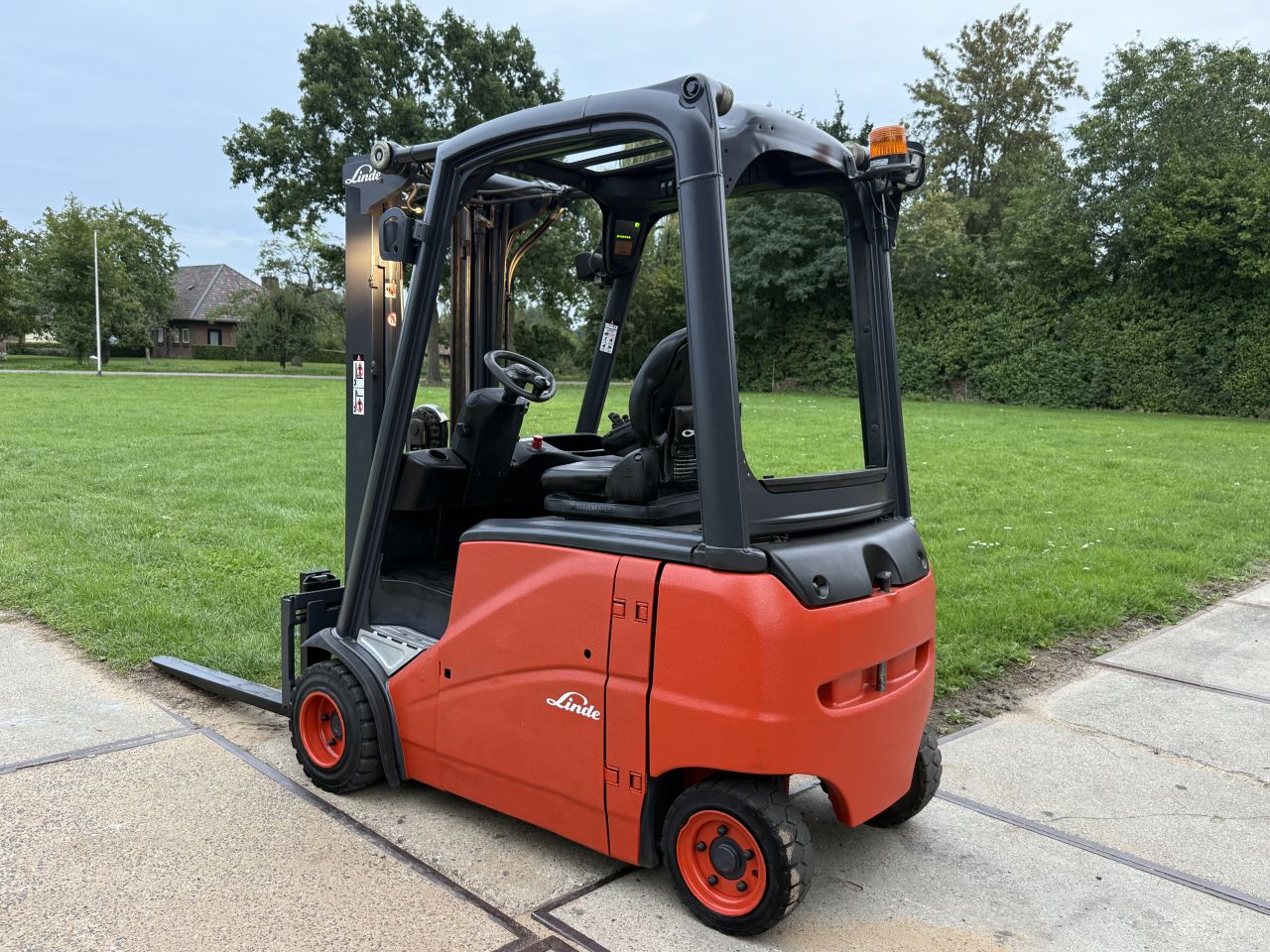 Linde 1800KG elektrisch 3-delig freelift Sideshift accu 2020
