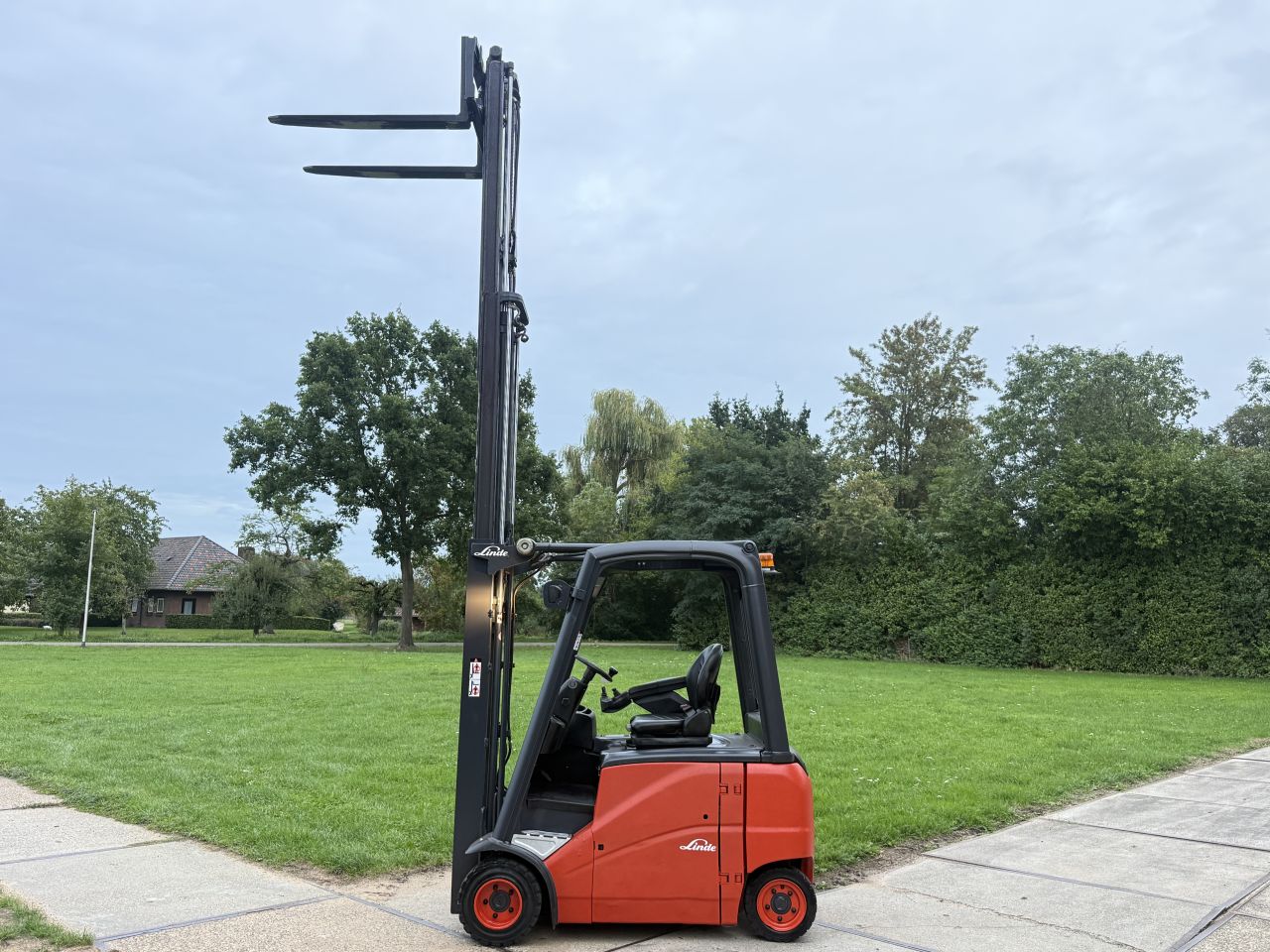 Linde 1800KG elektrisch 3-delig freelift Sideshift accu 2020