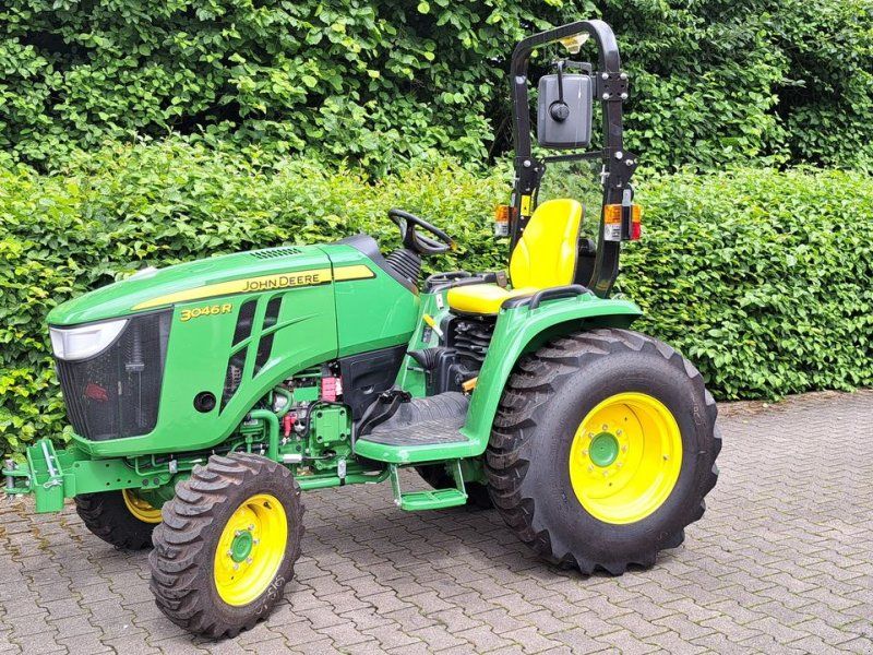 John Deere 3046R