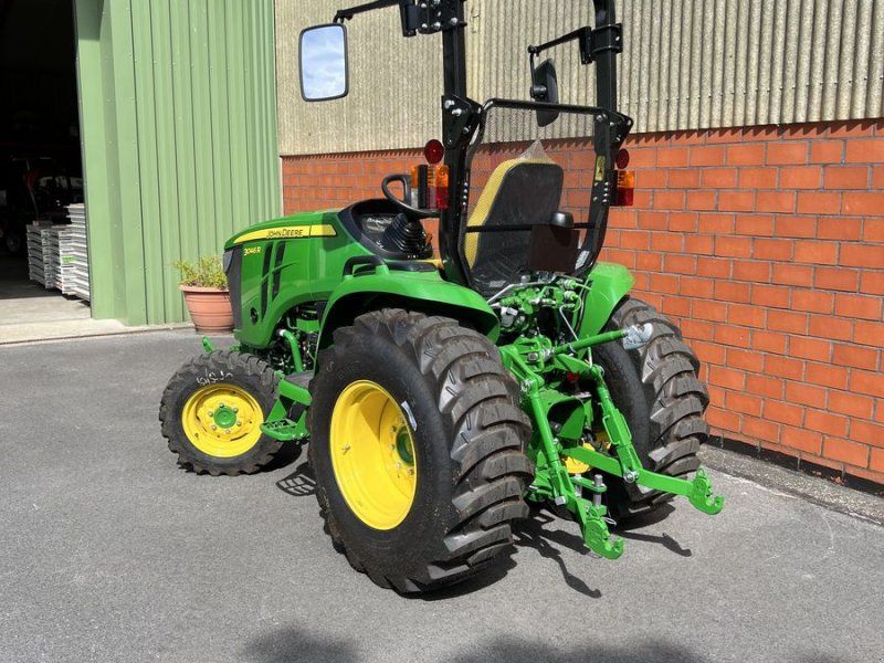 John Deere 3046R
