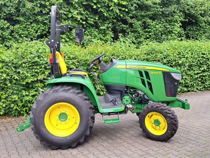 John Deere 3046R