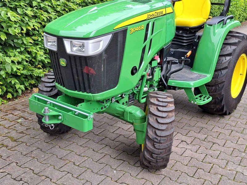 John Deere 3046R