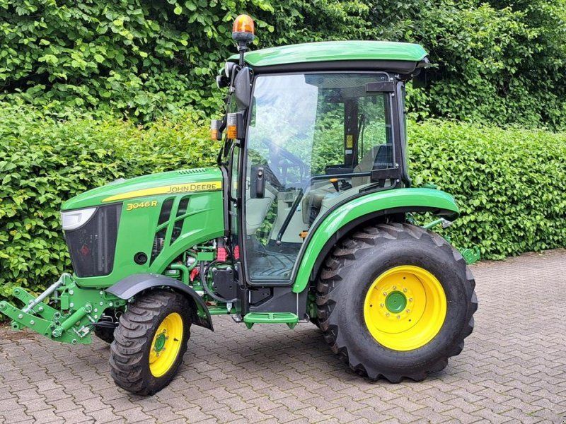 John Deere 3046R