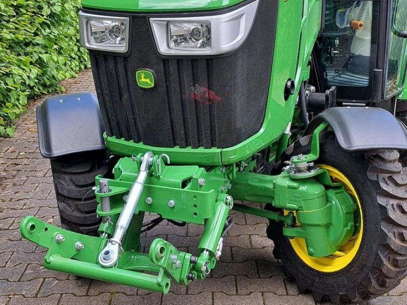John Deere 3046R