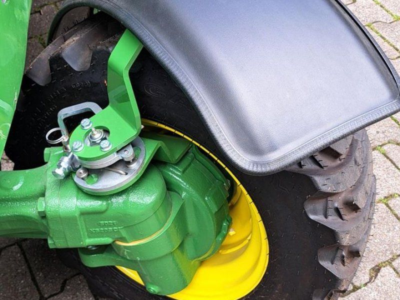 John Deere 3046R