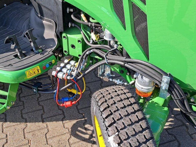 John Deere 3039R