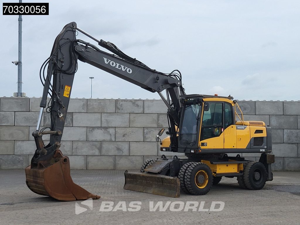 Volvo EW210 D Outrigers + Blade