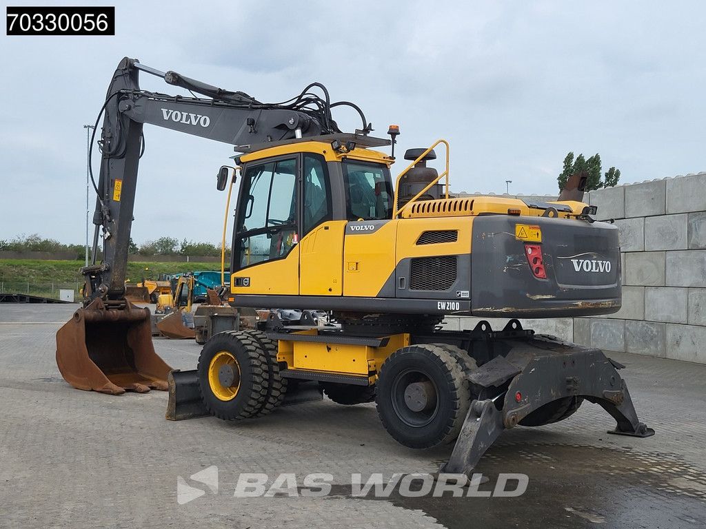 Volvo EW210 D Outrigers + Blade