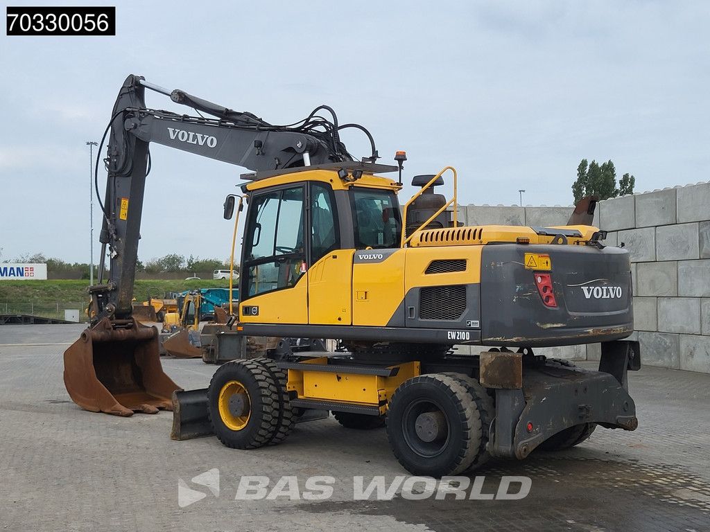 Volvo EW210 D Outrigers + Blade