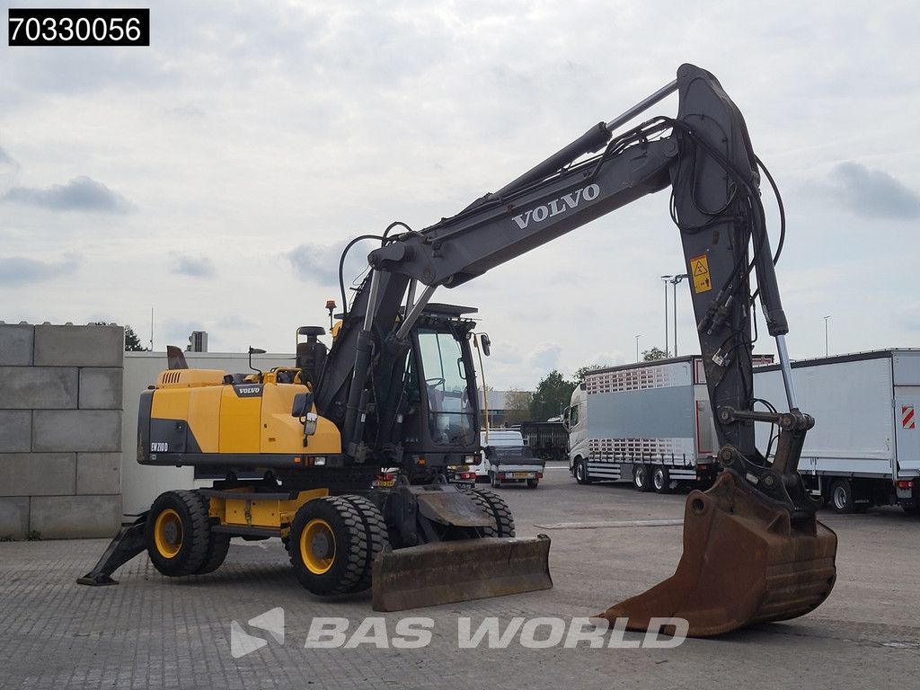 Volvo EW210 D Outrigers + Blade