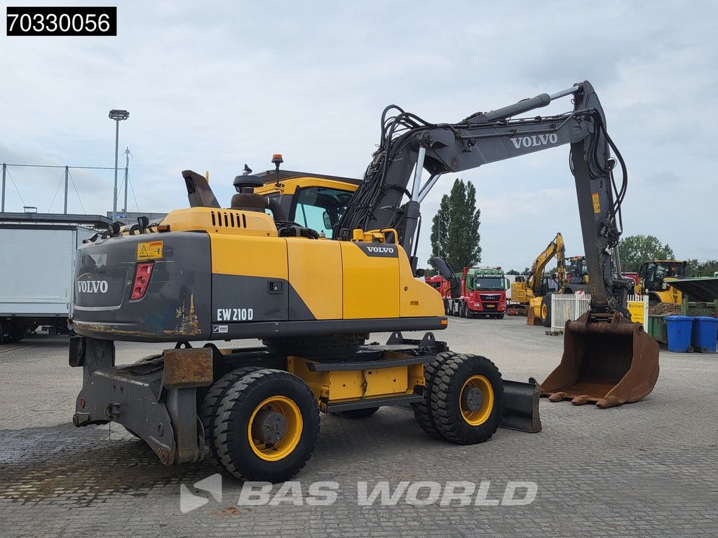 Volvo EW210 D Outrigers + Blade