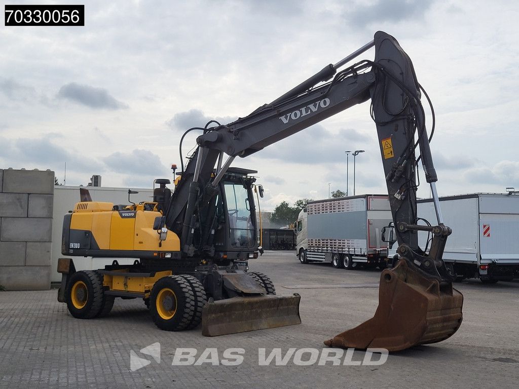 Volvo EW210 D Outrigers + Blade