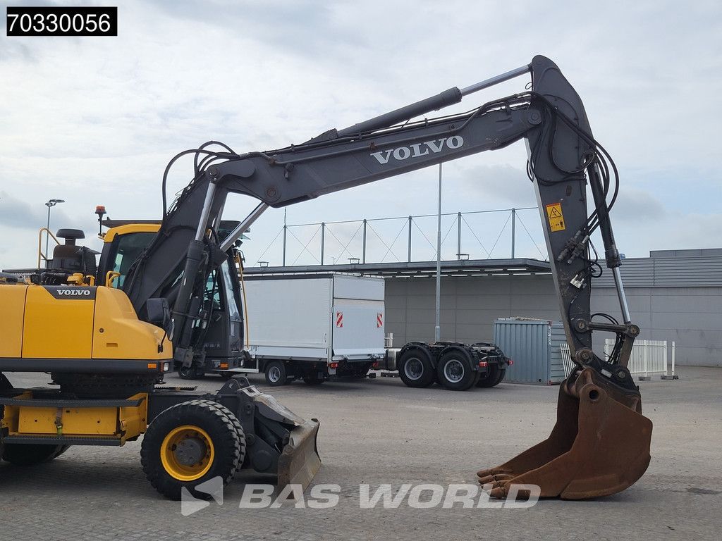 Volvo EW210 D Outrigers + Blade