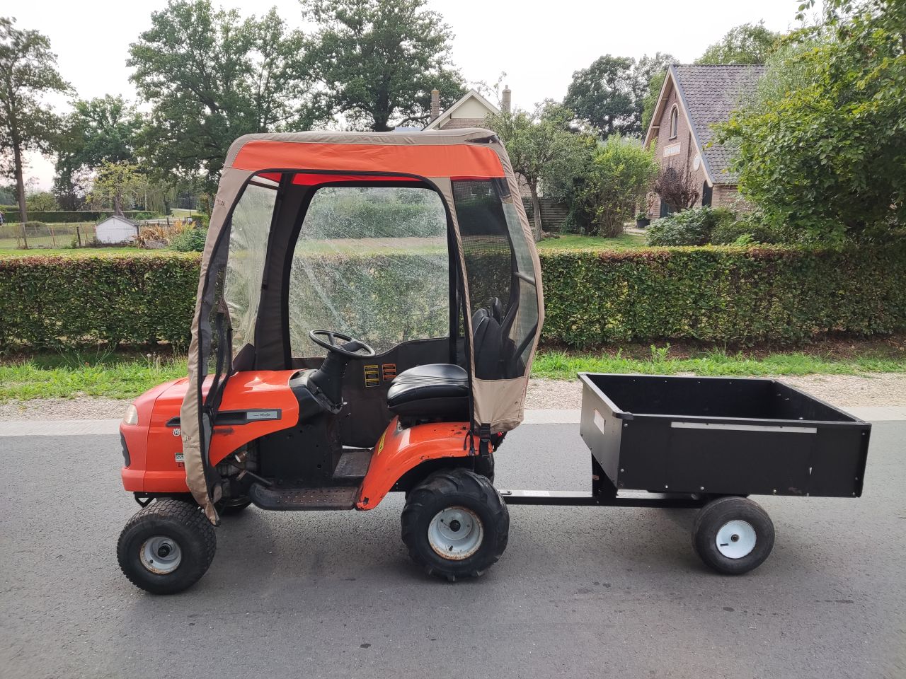 HUSQVARNA tuintractor (cabine, kenteken) met aanhangwagen