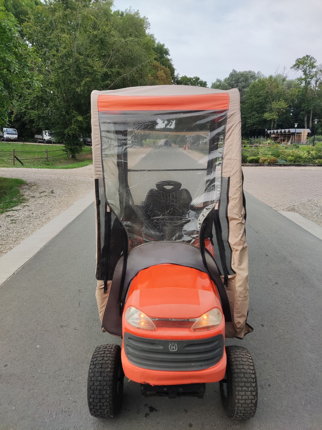 HUSQVARNA tuintractor (cabine, kenteken) met aanhangwagen