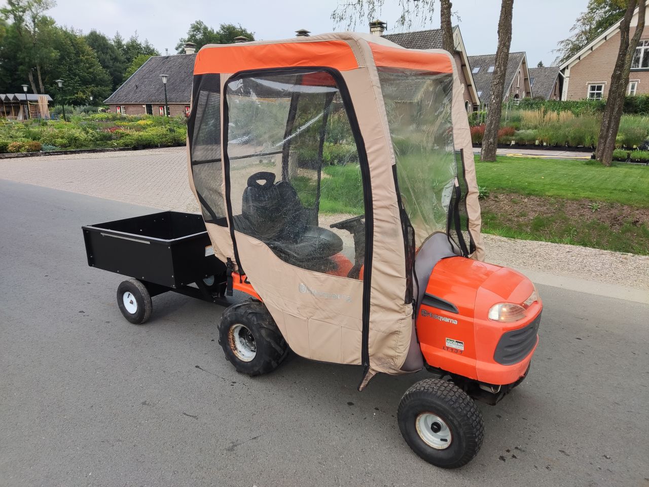 HUSQVARNA tuintractor (cabine, kenteken) met aanhangwagen