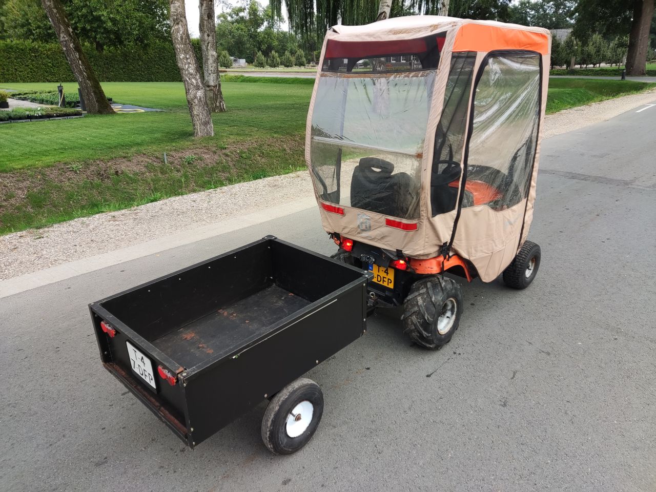 HUSQVARNA tuintractor (cabine, kenteken) met aanhangwagen