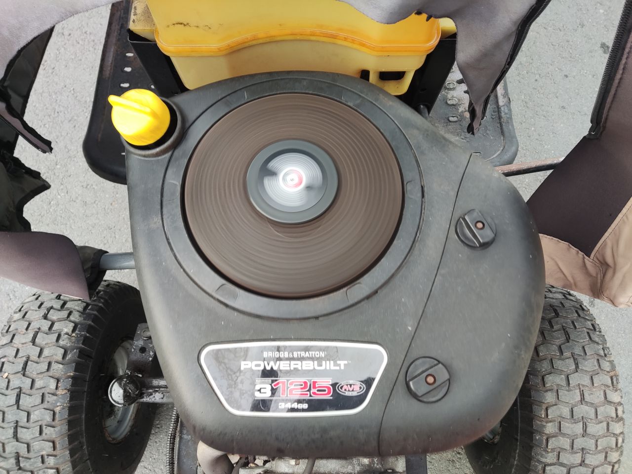 HUSQVARNA tuintractor (cabine, kenteken) met aanhangwagen