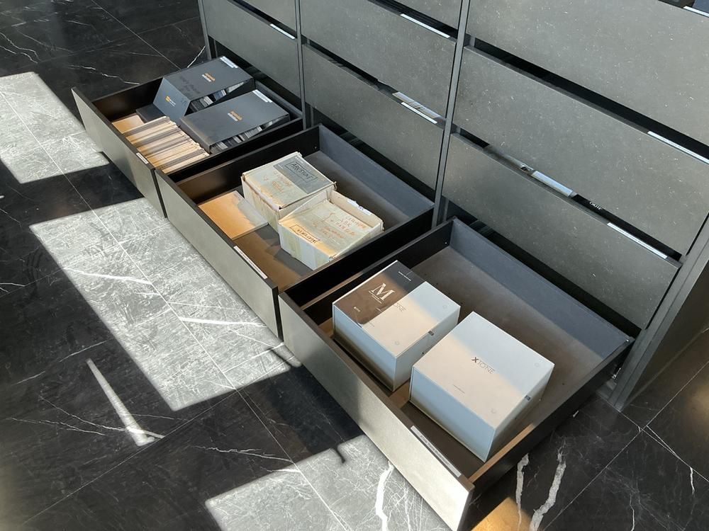 Sideboard mit Naturstein-Front