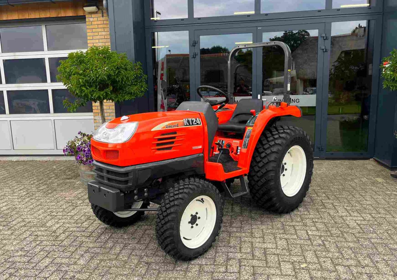 27 pk, Kubota KT 24 op nieuwe set multifunctionele banden!