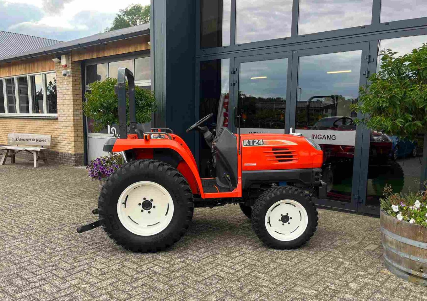 27 pk, Kubota KT 24 op nieuwe set multifunctionele banden!