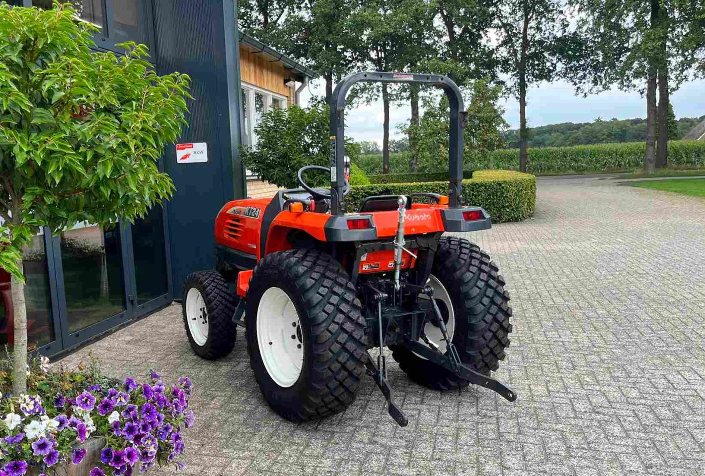 27 pk, Kubota KT 24 op nieuwe set multifunctionele banden!