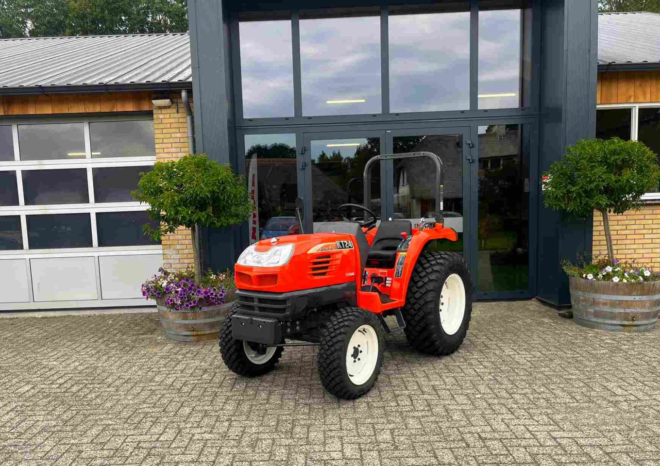 27 pk, Kubota KT 24 op nieuwe set multifunctionele banden!