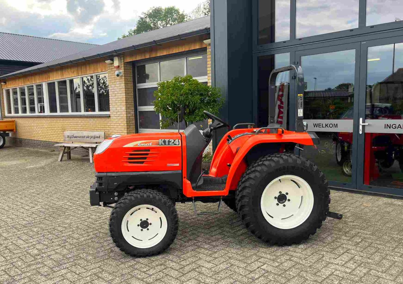 27 pk, Kubota KT 24 op nieuwe set multifunctionele banden!