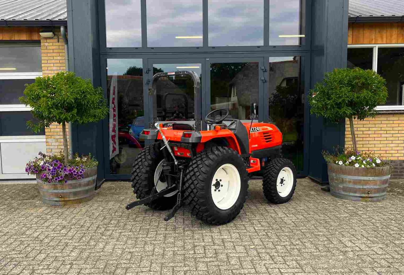 27 pk, Kubota KT 24 op nieuwe set multifunctionele banden!