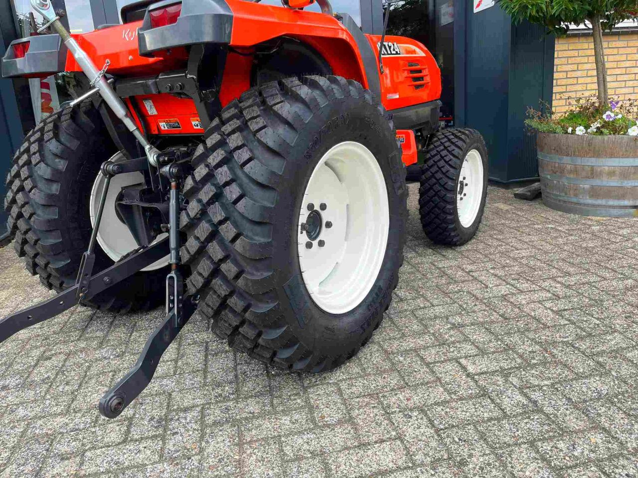 27 pk, Kubota KT 24 op nieuwe set multifunctionele banden!