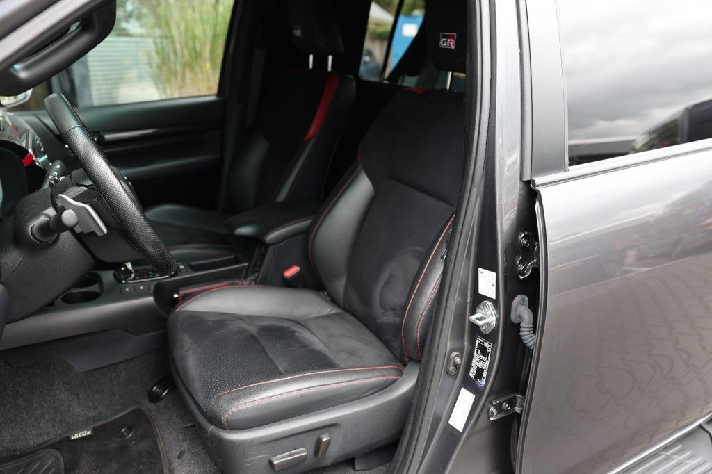 Toyota Hilux 2.8 D-4D DUBBEL CABIN GR SPORT A/T 2 ZITS 4WD VAN