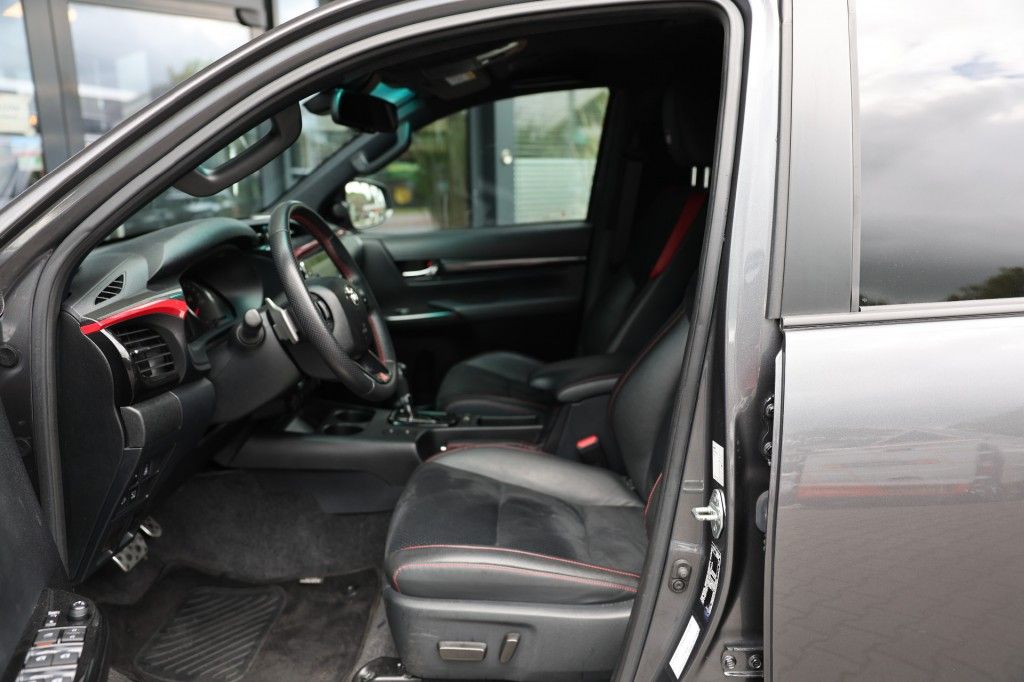 Toyota Hilux 2.8 D-4D DUBBEL CABIN GR SPORT A/T 2 ZITS 4WD VAN