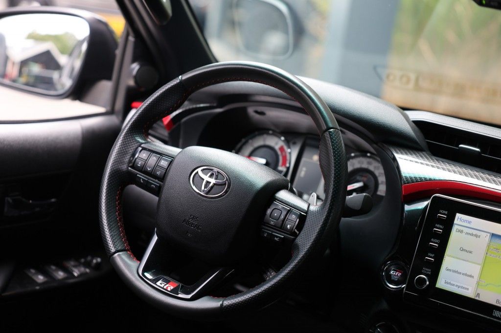 Toyota Hilux 2.8 D-4D DUBBEL CABIN GR SPORT A/T 2 ZITS 4WD VAN