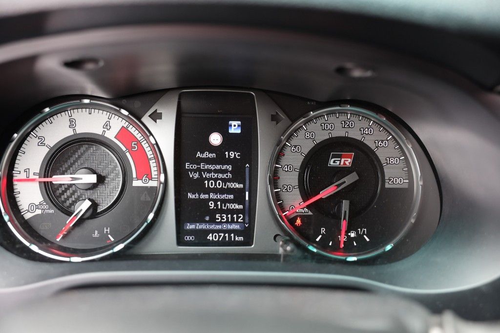 Toyota Hilux 2.8 D-4D DUBBEL CABIN GR SPORT A/T 2 ZITS 4WD VAN