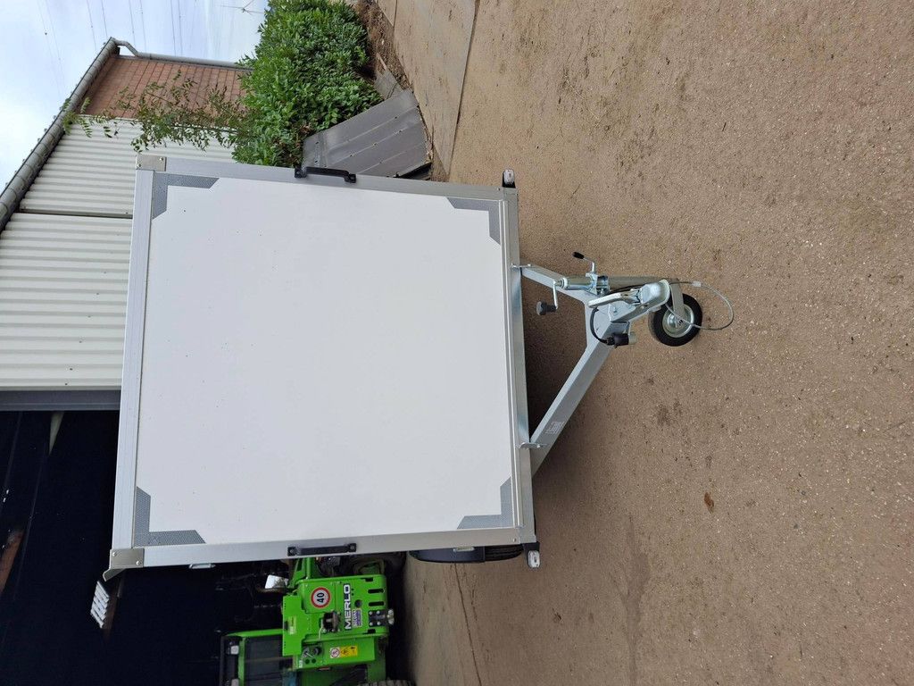Geschlossener Anhänger 2,50 x 1,50 x 1,35 m 750 kg