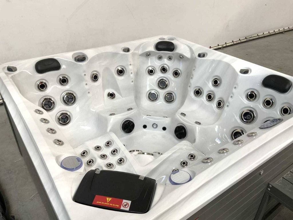 Jacuzzi London mit nordischer Isolierung, 5 Personen, Neu