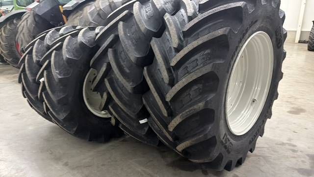 BKT 710/60 R38 + 600/60 R28 op velg