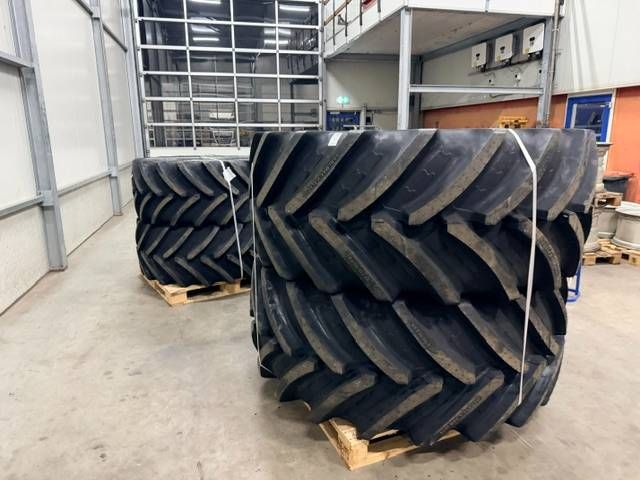 BKT 710/60 R38 + 600/60 R28 op velg
