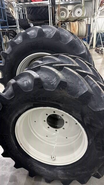 BKT 710/60 R38 + 600/60 R28 op velg