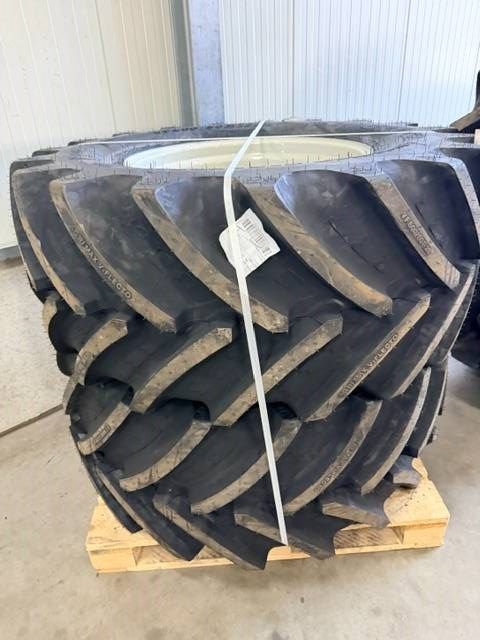 BKT 710/60 R38 + 600/60 R28 op velg