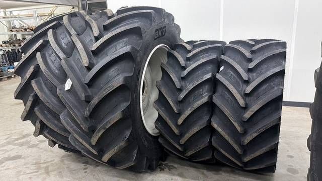 BKT 710/60 R38 + 600/60 R28 op velg