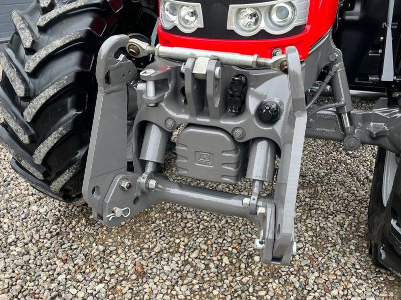Massey Ferguson 7720 Med frontlift og 4stk næsten nye dæk.
