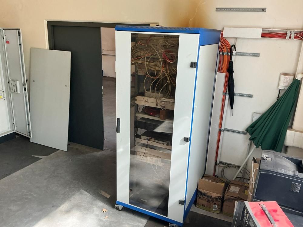 Elektro huml Server cabinet