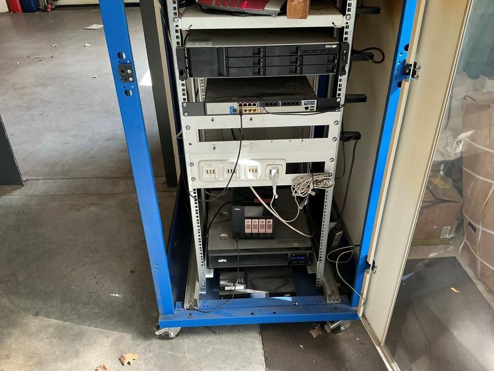 Elektro huml Server cabinet