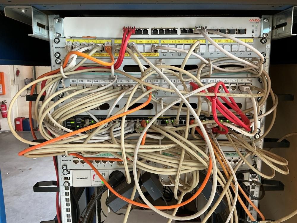 Elektro huml Server cabinet