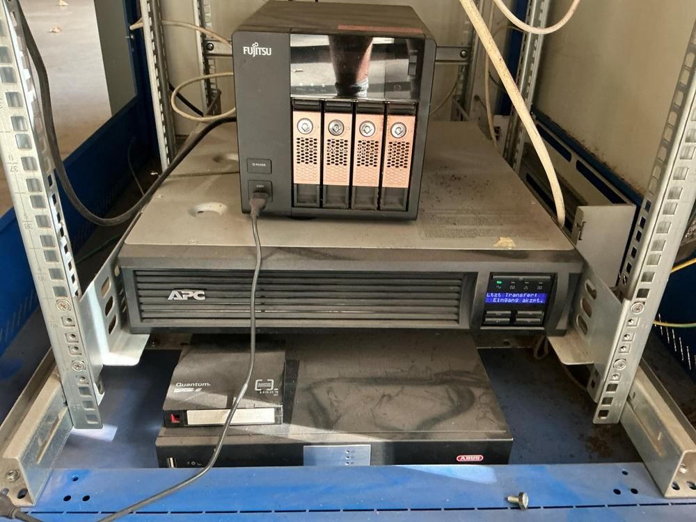 Elektro huml Server cabinet