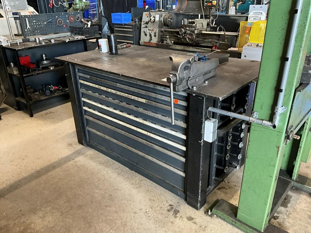 Workbench with drawers