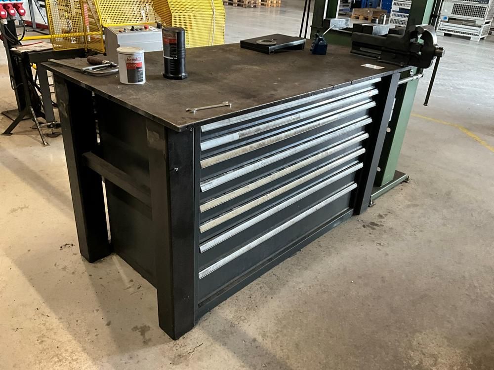 Workbench with drawers