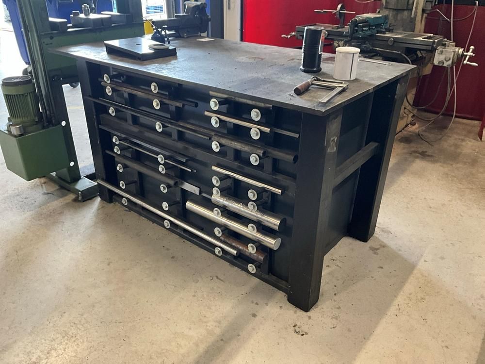 Workbench with drawers