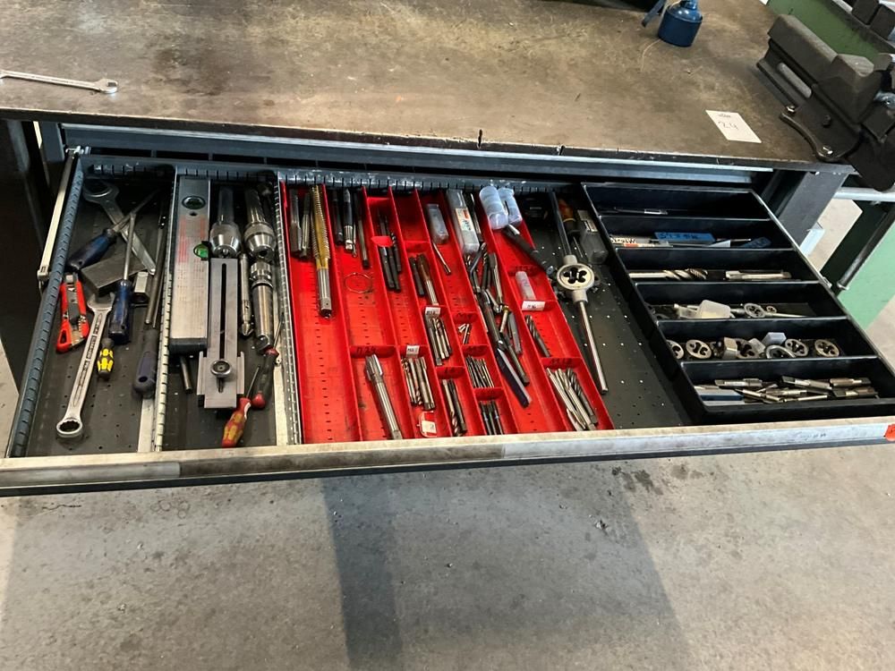 Workbench with drawers